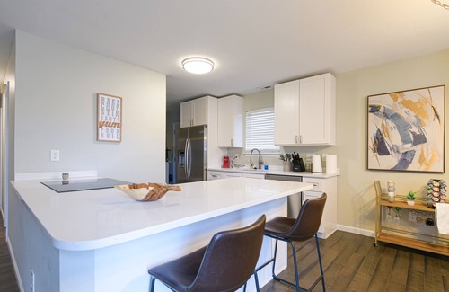 Villa Heights House | *Sleek Bungalow Near Noda* - Walk to Optimist Hall