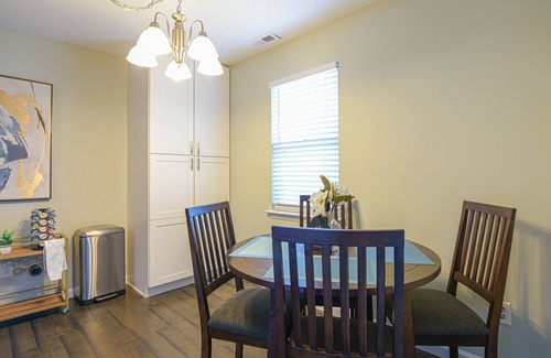 Villa Heights House | *Sleek Bungalow Near Noda* - Walk to Optimist Hall