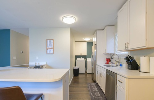 Villa Heights House | *Sleek Bungalow Near Noda* - Walk to Optimist Hall