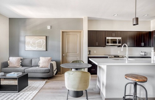 Burlingame Apartment | Sleek Burlingame 1BR w/W/D, Gym & Roof, nr Caltrain, by Blueground