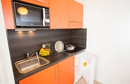 Chevilly-Larue Hotel | Sleek City Flat with Elevator Access Near Orly Airport - Kitchenette