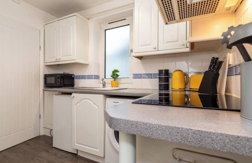 Wigston Apartment | Sleek City Getaway - Walkable & Free Parking