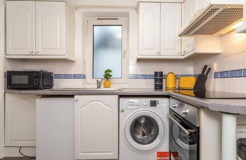 Wigston Apartment | Sleek City Getaway - Walkable & Free Parking
