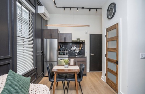 Wayland Apartment | Sleek & Cozy 1st Flr Flat- Walk to Brown & Wayland