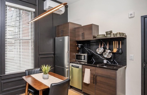 Wayland Apartment | Sleek & Cozy 1st Flr Flat- Walk to Brown & Wayland