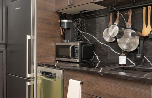 Wayland Apartment | Sleek & Cozy 1st Flr Flat- Walk to Brown & Wayland