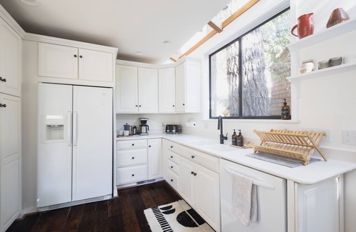 Fern Valley Cabin | Sleek & cozy treehouse cabin w/brand new bathrooms, walk to town, A+ views!