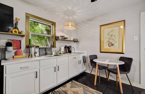 Eastside Promise Neighborhood House | Sleek Dignowity Hill Apt - 2 Min to DT-1