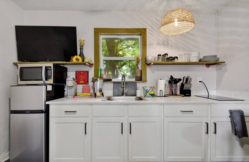 Eastside Promise Neighborhood House | Sleek Dignowity Hill Apt - 2 Min to DT-1