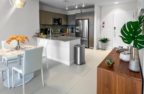 Doral Condo | Sleek Doral Escape: Spacious Chic