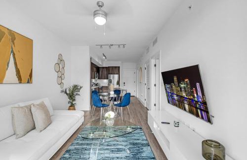 Doral Apartment | Sleek Doral Retreat 1 Bed Oasis With Free Parking