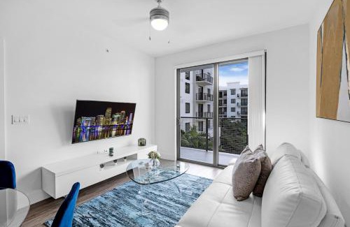 Doral Apartment | Sleek Doral Retreat 1 Bed Oasis With Free Parking