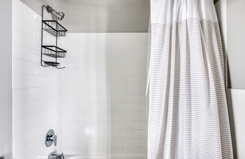 Edgewater Beach Apartment | Sleek Edgewater 1BR w/Gym, Deck & Lounge, nr L, by Blueground