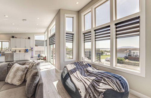 Ferndale Condo | Sleek Ferndale Home w/Ocean & Mountain Views!