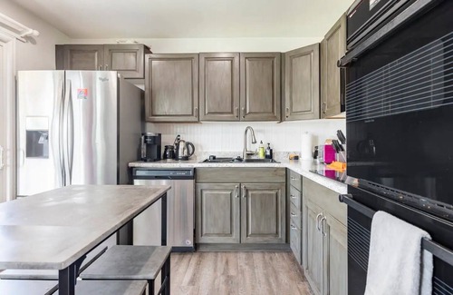 Morrison House | Sleek Getaway: Minutes to Red Rocks