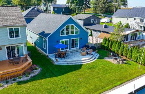 Syracuse House | Sleek Getaway on Lake Wawasee with Private Dock!