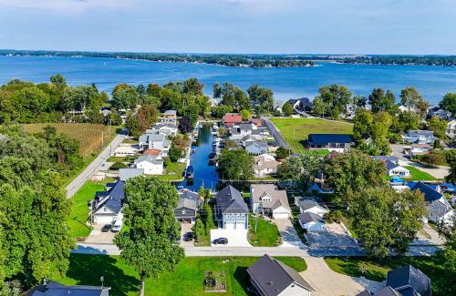 Syracuse House | Sleek Getaway on Lake Wawasee with Private Dock!