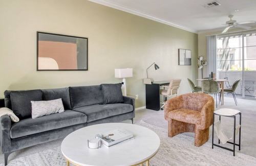 Verdugo Viejo Apartment | Sleek Glendale 2BR w/Gym, Pool & Jacuzzi, walk to Bars, by Blueground
