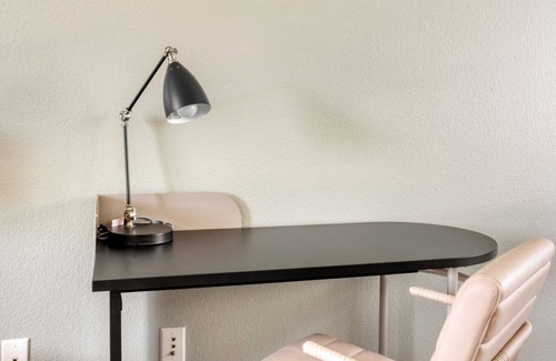 Verdugo Viejo Apartment | Sleek Glendale 2BR w/Gym, Pool & Jacuzzi, walk to Bars, by Blueground