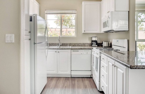 Verdugo Viejo Apartment | Sleek Glendale 2BR w/Gym, Pool & Jacuzzi, walk to Bars, by Blueground