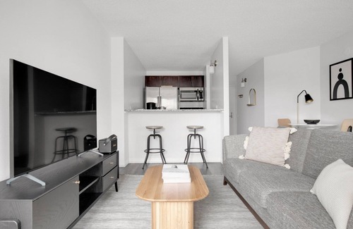 Rush and Division Apartment | Sleek Gold Coast Studio w/Gym & Lounge, 1 block from L, by Blueground