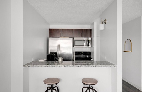 Rush and Division Apartment | Sleek Gold Coast Studio w/Gym & Lounge, 1 block from L, by Blueground