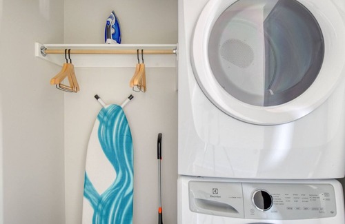 Golden Triangle Apartment | Sleek Golden Triangle 1BR w/ Pool, Gym & W/D, next to Park, by Blueground