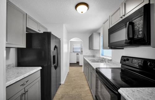 Westside House | ~Sleek Home Sleeps 10 Grill~