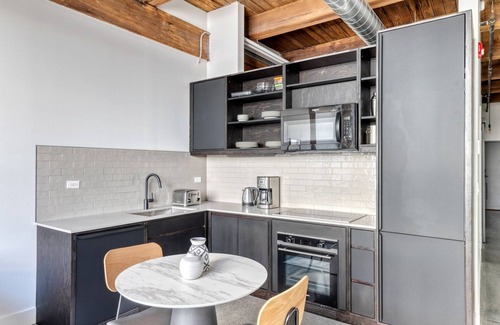 Sheffield Neighbors Apartment | Sleek Lincoln Park 1BR w/Lounge, Roof & Gym, near DePaul, by Blueground