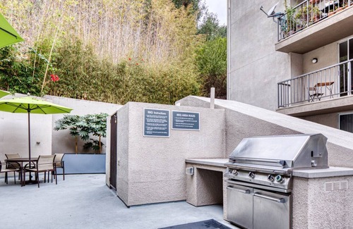 Los Feliz Apartment | Sleek Los Feliz 2BR w/ Gym, Pool & Lounge, near Brand St, by Blueground