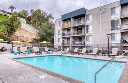 Los Feliz Apartment | Sleek Los Feliz 2BR w/ Gym, Pool & Lounge, near Brand St, by Blueground