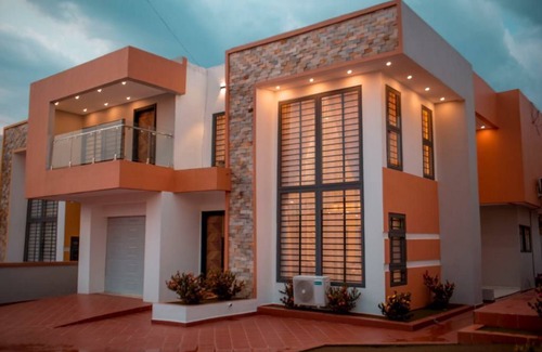 Kumasi House | Sleek Luxury 3-bedroom townhome in Kumasi with AC, WiFi