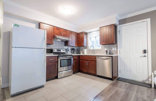 Sunset Apartment | Sleek Modern Escape –Comfort and Style in the City