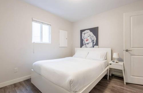 Sunset Apartment | Sleek Modern Escape Suite - Comfort and Style in the City