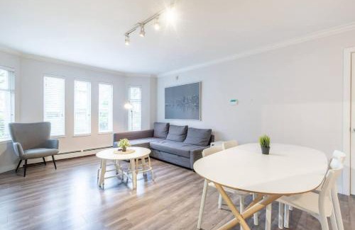 Sunset Apartment | Sleek Modern Escape Suite - Comfort and Style in the City