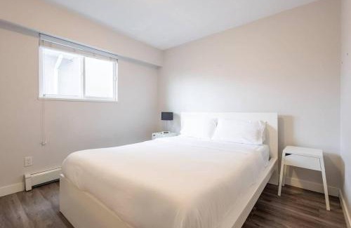 Sunset Apartment | Sleek Modern Escape Suite - Comfort and Style in the City