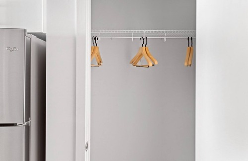Mount Vernon Triangle Apartment | Sleek Mount Vernon Studio w/Pool, W/D & Gym, near Metro, by Blueground