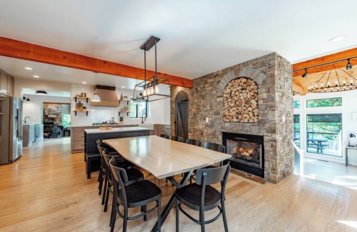 Mountainside House | Sleek Mountain Luxury Home w/Dock Slip & Fire Pit