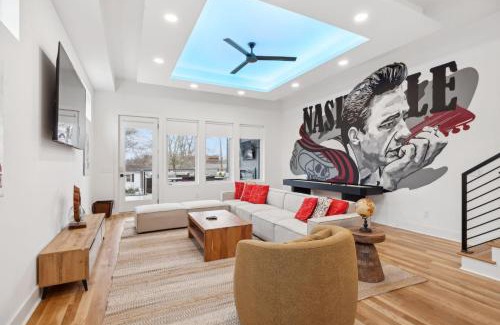 Haynes Area House | Sleek Multi-Level Stay Rooftop Views & Pool Table