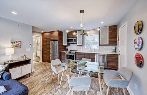 Charlotte Condo | Sleek Myers Park 1BR King Condo | Queens Rd