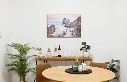 Northbridge Apartment | Sleek Northbridge Getaway