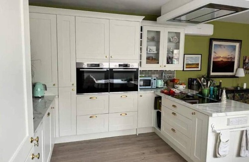 Gibraltar Apartment | Sleek Oasis in the Heart of Gibraltar - Sleeps 6