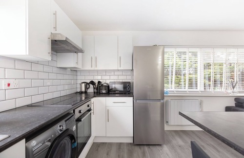 Reading Apartment | Sleek Reading Apartment Near Town Centre - Stylish Stay for Work or Leisure