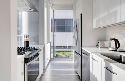 Near North Side Apartment | Sleek River North 1BR w/Gym, Lounge & Roof, 1 block to L, by Blueground