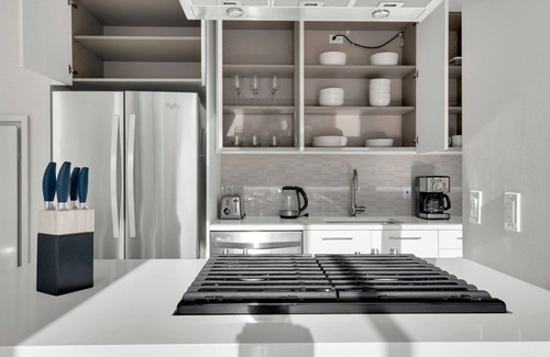 Near North Side Apartment | Sleek River North 1BR w/Gym, Lounge & Roof, 1 block to L, by Blueground