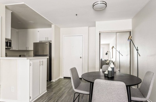 Sherman Oaks Apartment | Sleek Sherman Oaks 1BR near WF + TJ, walk to Ventura Blvd, by Blueground