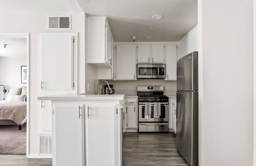 Sherman Oaks Apartment | Sleek Sherman Oaks 1BR near WF + TJ, walk to Ventura Blvd, by Blueground