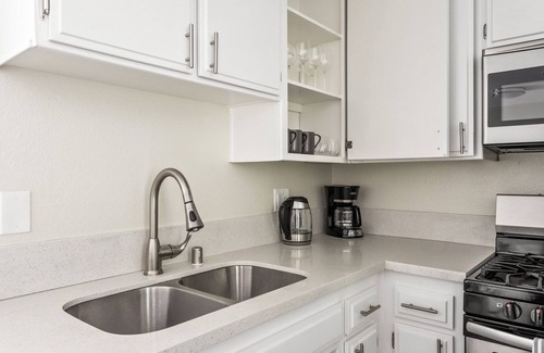 Sherman Oaks Apartment | Sleek Sherman Oaks 1BR near WF + TJ, walk to Ventura Blvd, by Blueground