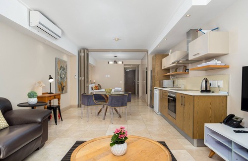 Victoria and Alfred Waterfront Apartment | Sleek Studio Apartment on the Canals