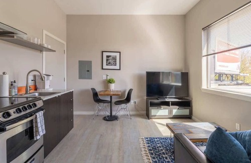 Hosford-Abernethy Apartment | Sleek Studio Food Cart Row & Vintage Shops